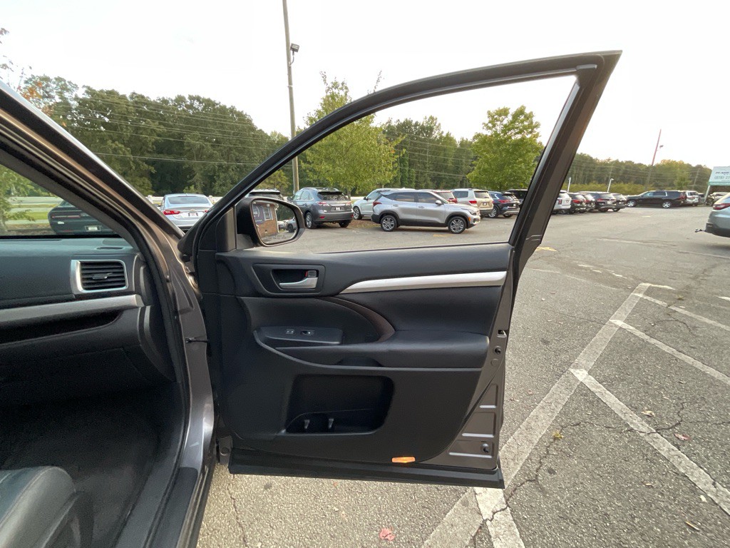 2017 Toyota Highlander Image 48