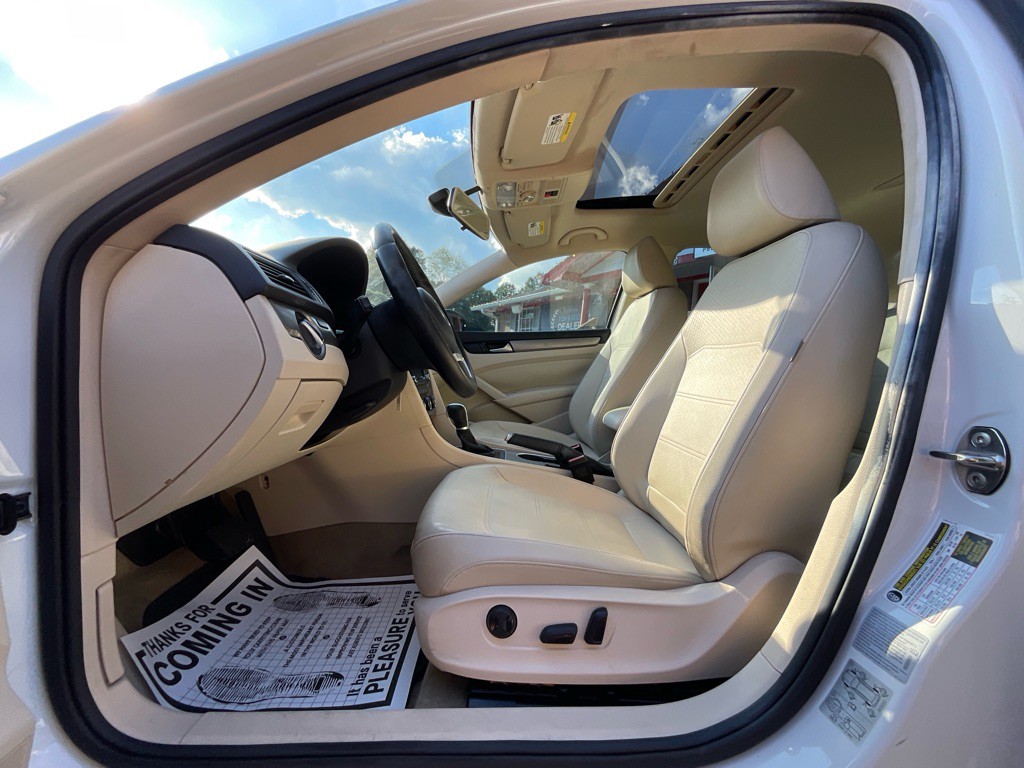 2015 Volkswagen Passat Image 14