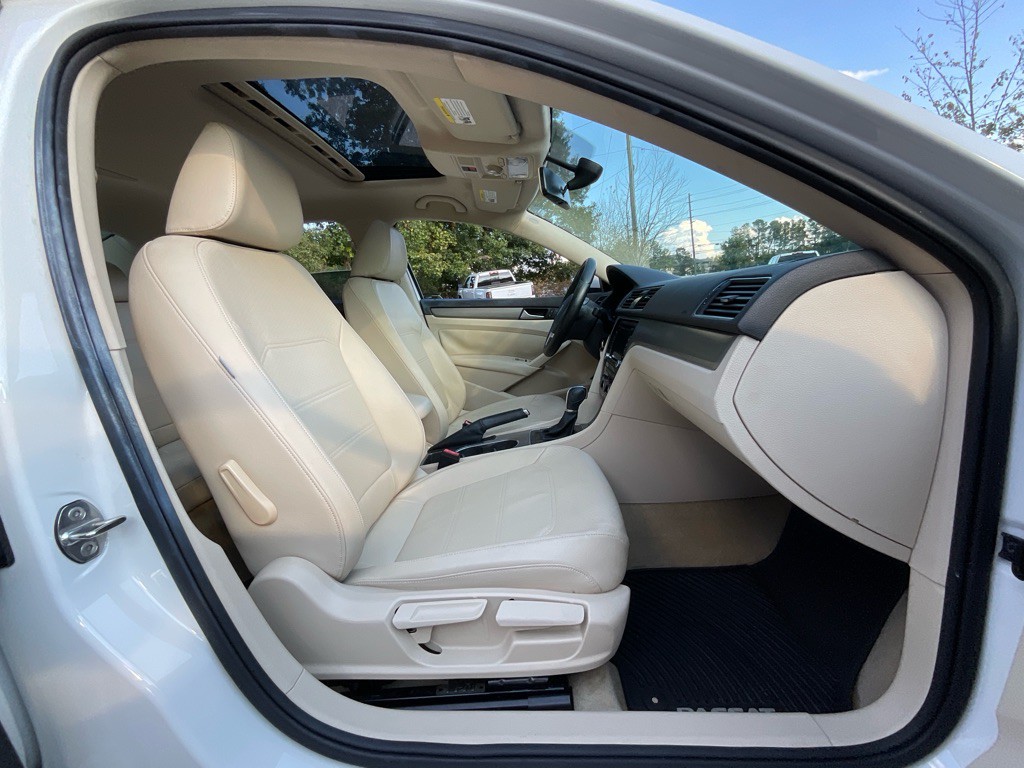 2015 Volkswagen Passat Image 17