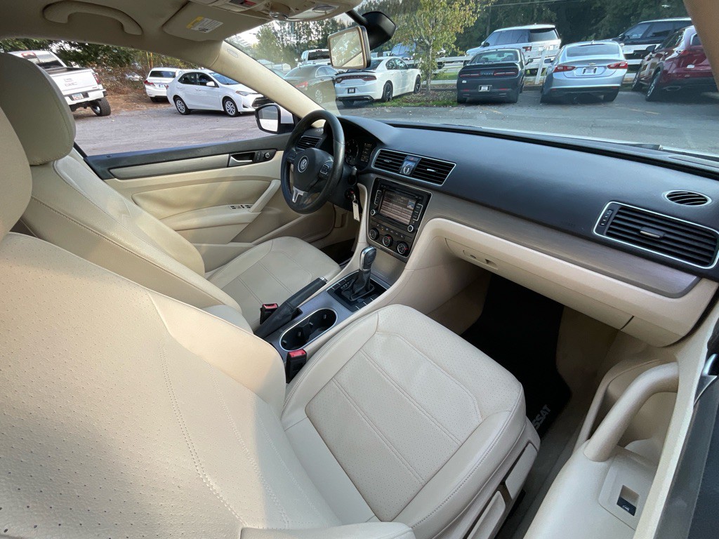 2015 Volkswagen Passat Image 18