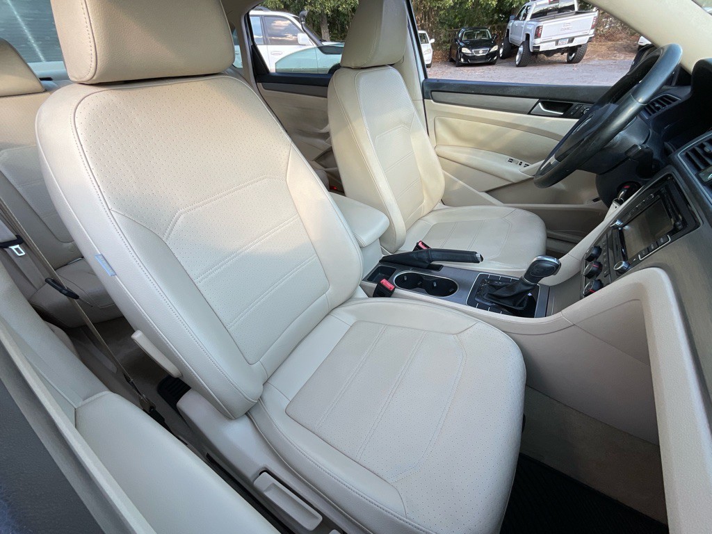 2015 Volkswagen Passat Image 19