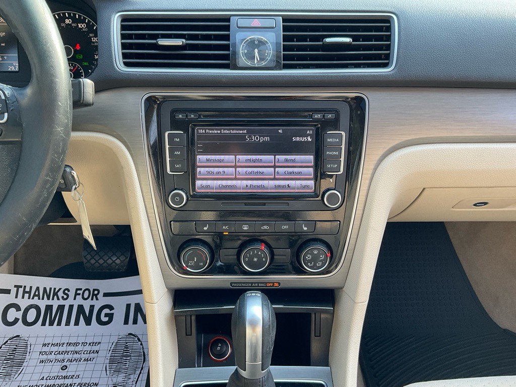 2015 Volkswagen Passat Image 22