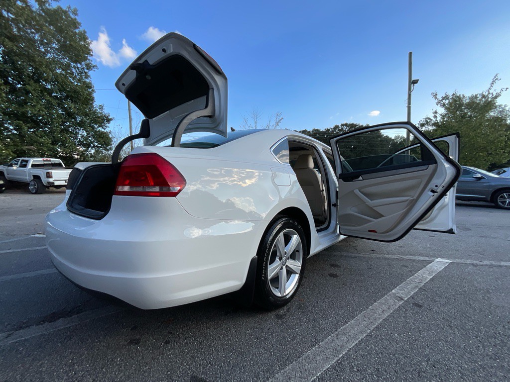 2015 Volkswagen Passat Image 32