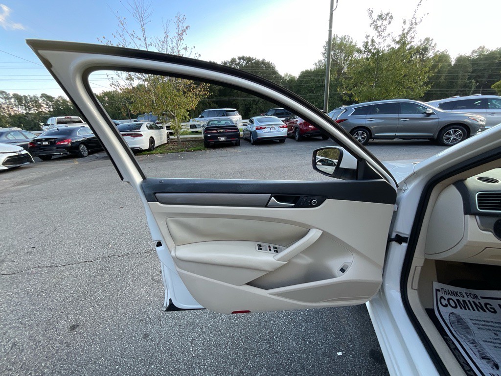 2015 Volkswagen Passat Image 35