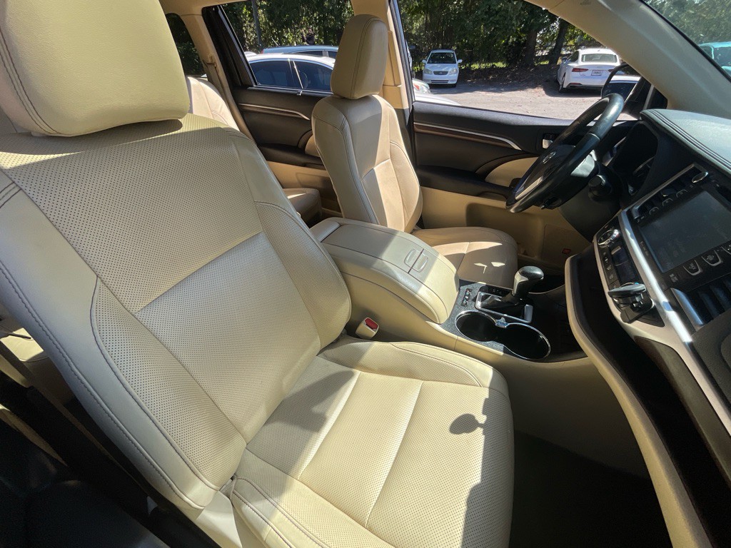 2016 Toyota Highlander Image 19