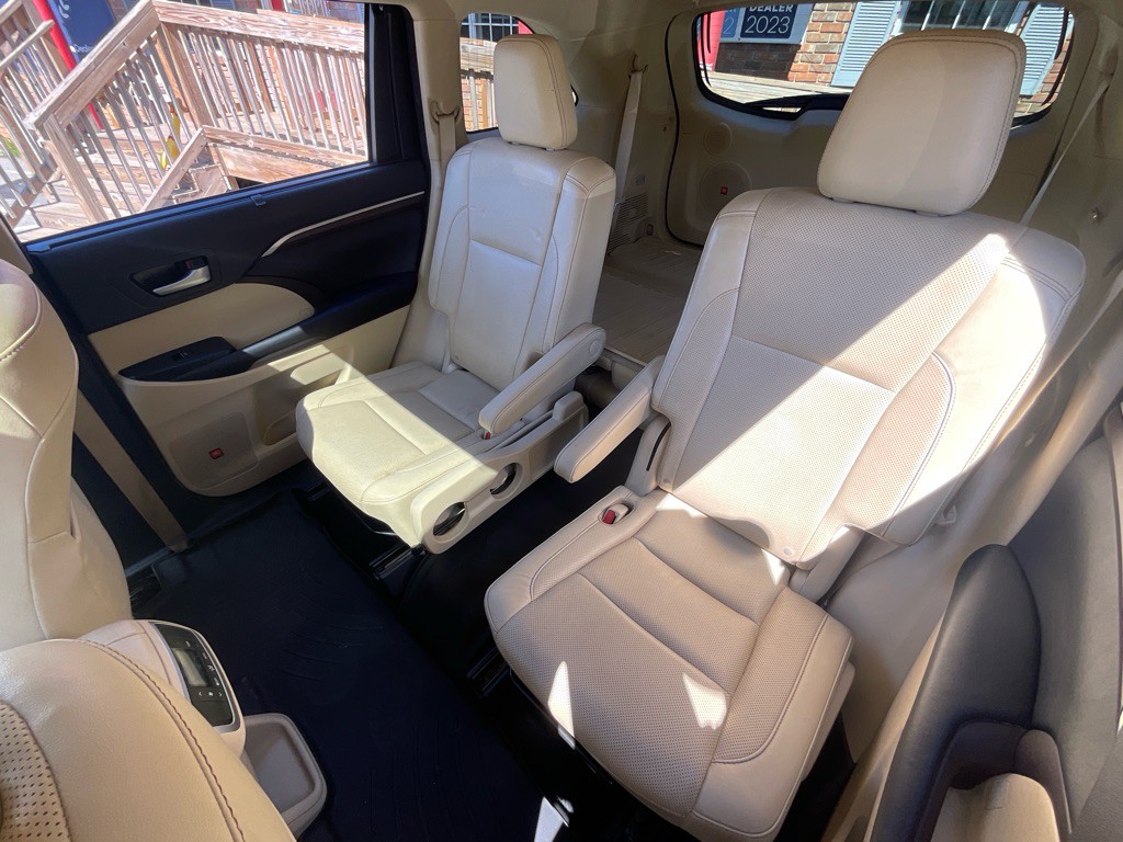 2016 Toyota Highlander Image 30