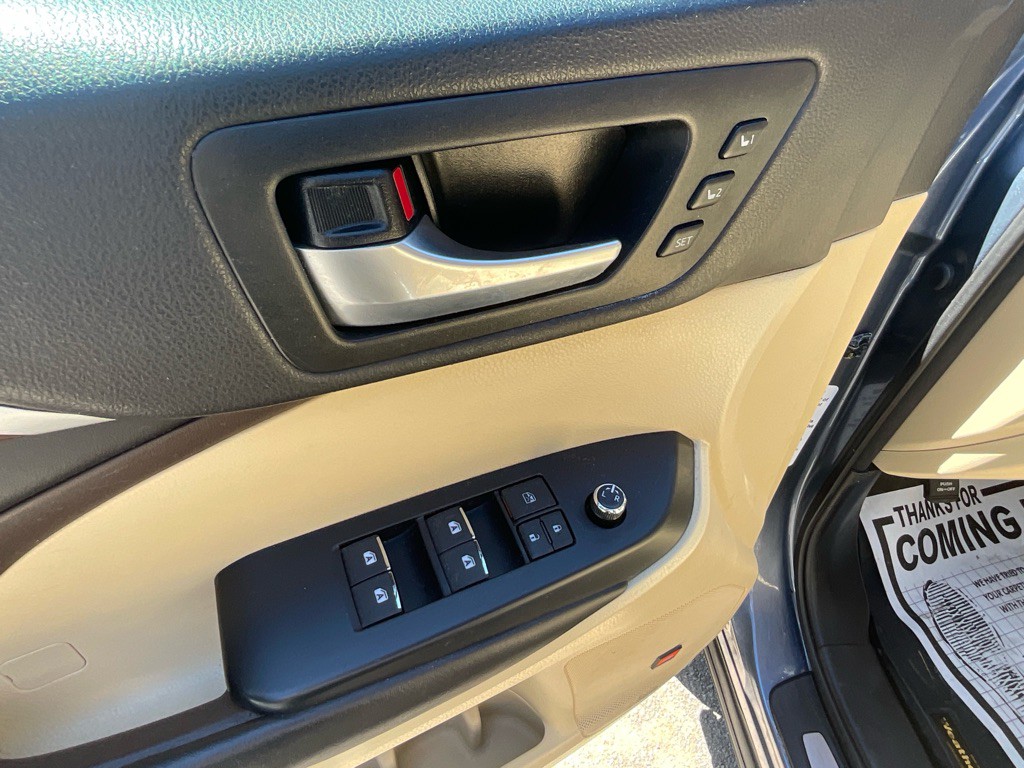 2016 Toyota Highlander Image 38