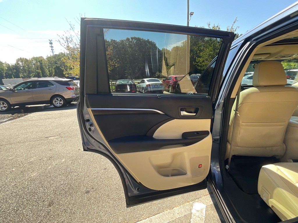 2016 Toyota Highlander Image 40
