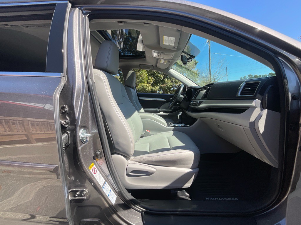 2016 Toyota Highlander Image 17