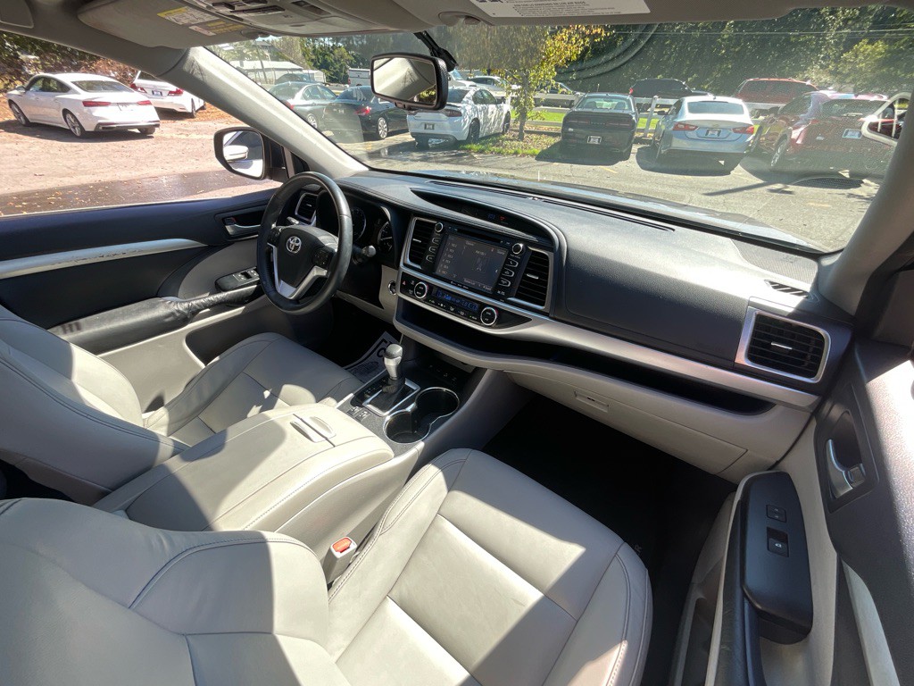 2016 Toyota Highlander Image 18