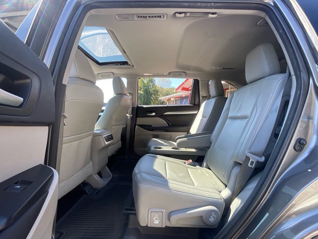 2016 Toyota Highlander Image 28