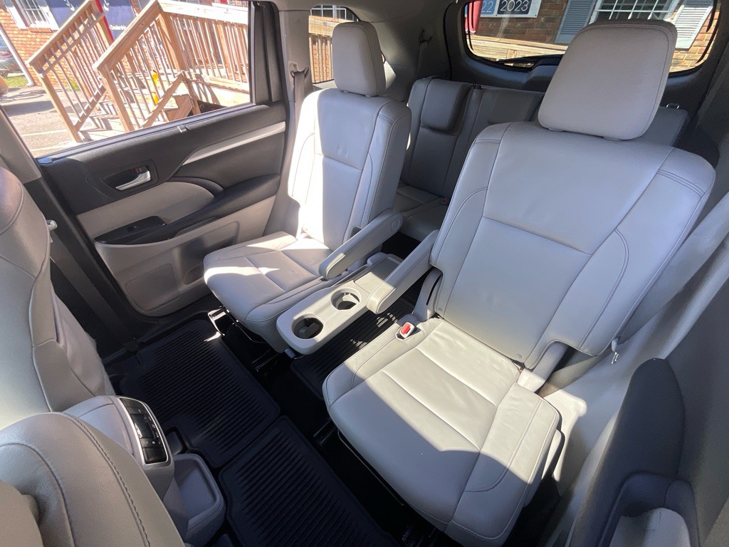 2016 Toyota Highlander Image 30