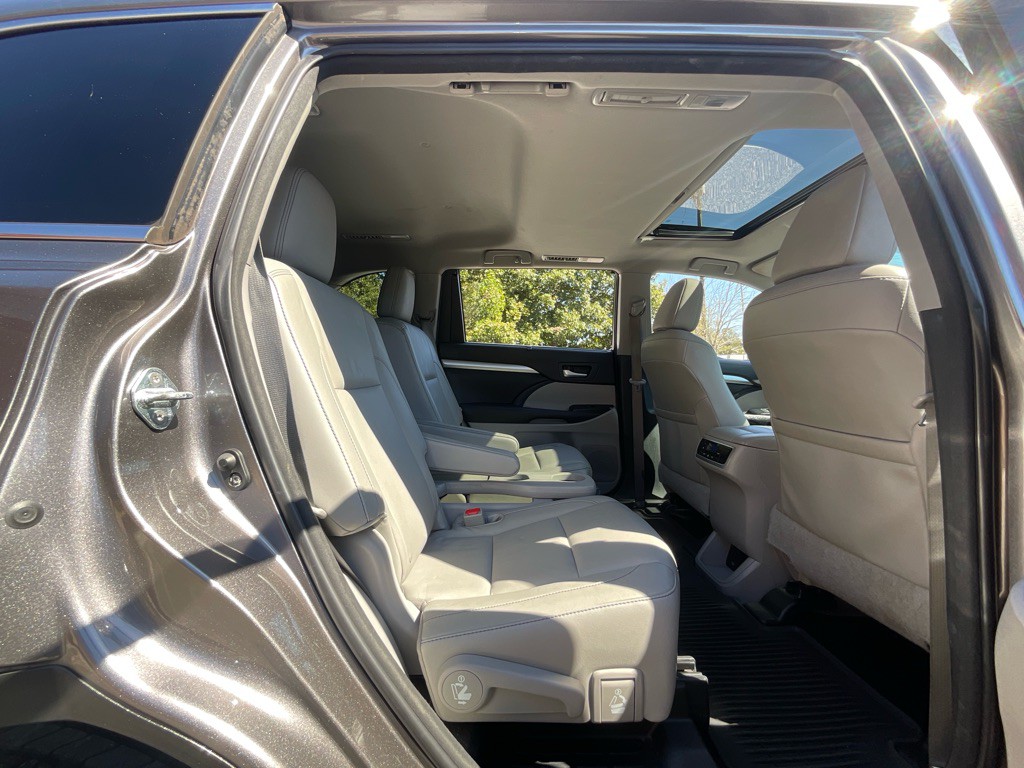 2016 Toyota Highlander Image 31