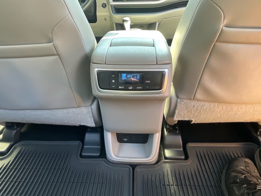 2016 Toyota Highlander Image 34