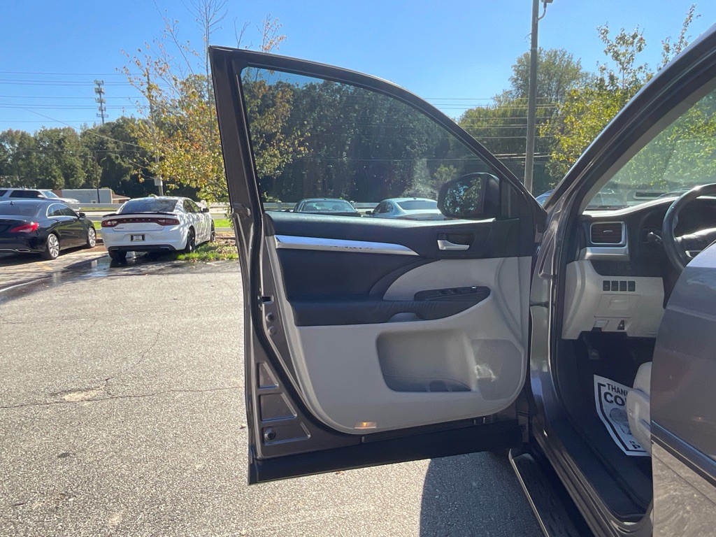 2016 Toyota Highlander Image 39