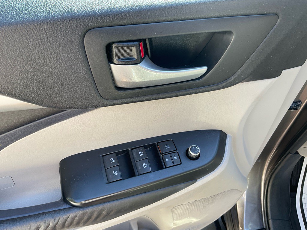 2016 Toyota Highlander Image 40