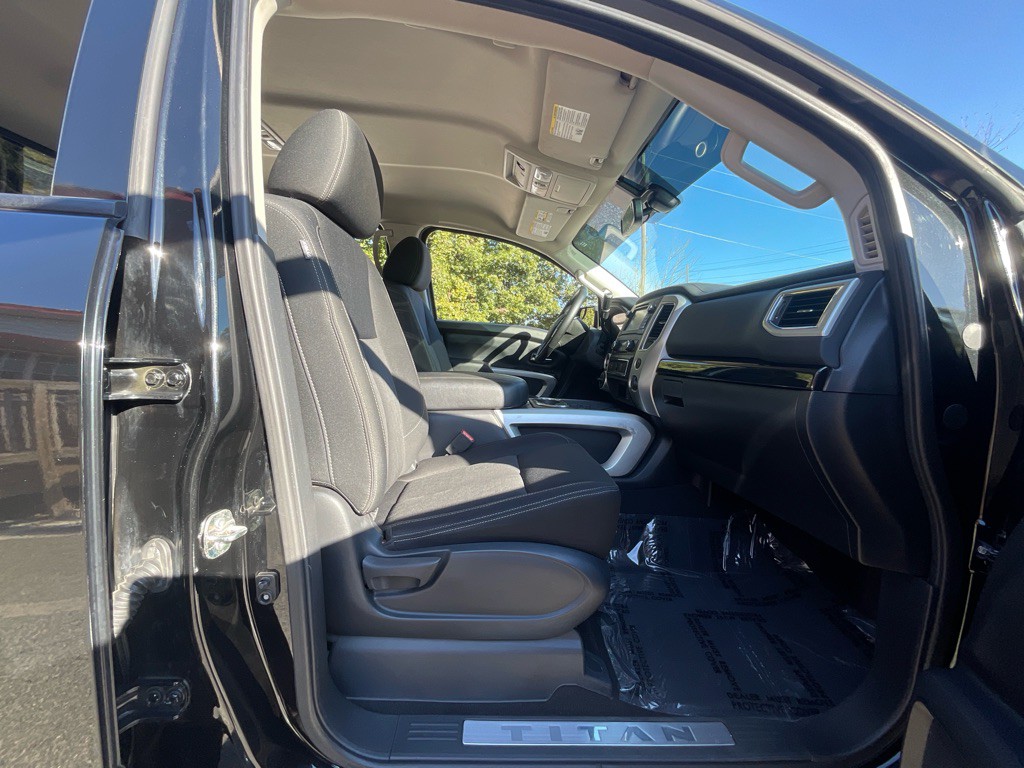 2018 Nissan Titan Image 16