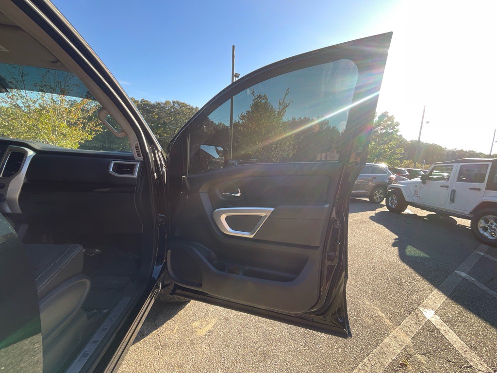 2018 Nissan Titan Image 40