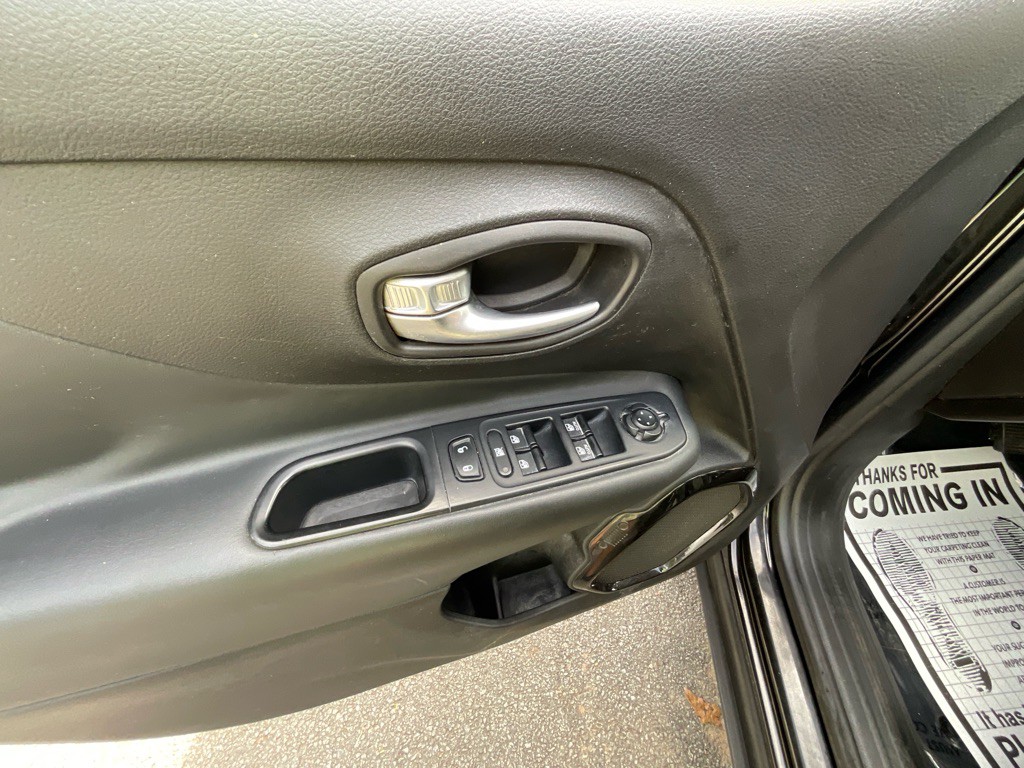 2017 Jeep Renegade Image 38