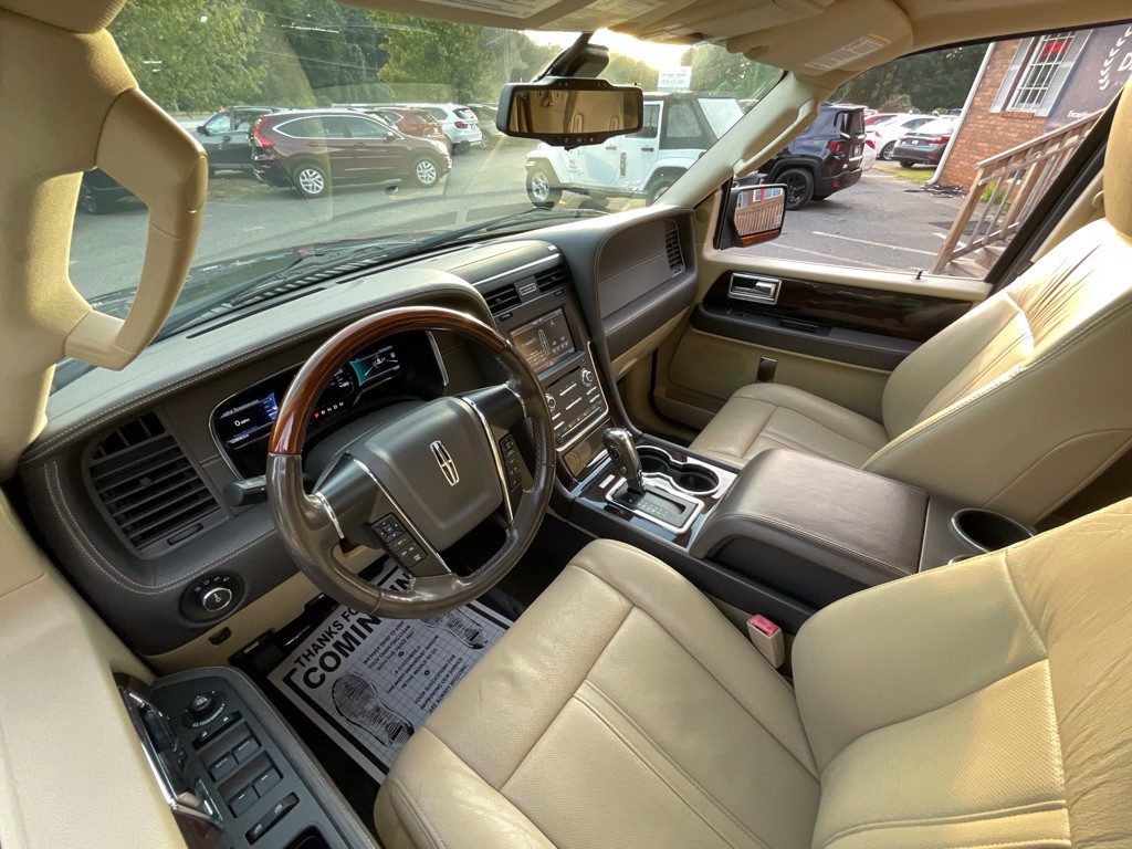 2015 Lincoln Navigator Image 16
