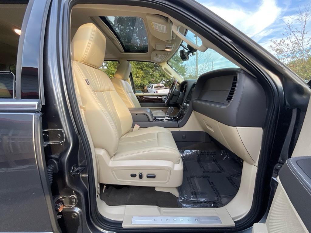 2015 Lincoln Navigator Image 18
