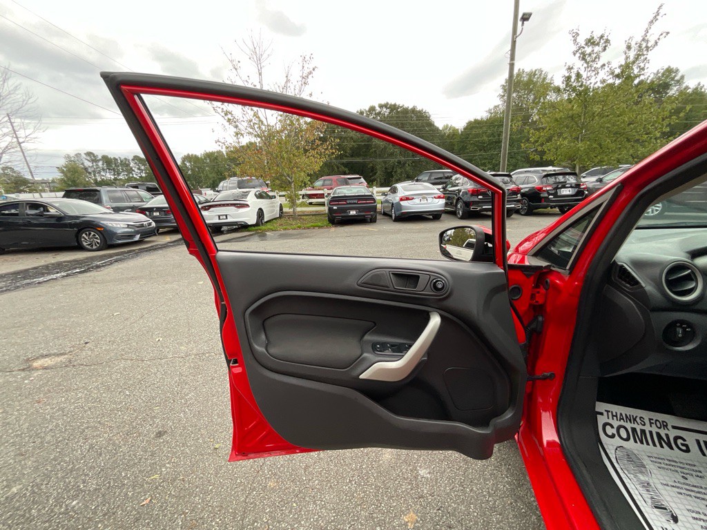 2013 Ford Fiesta Image 32