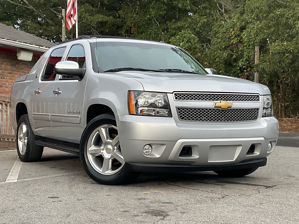 2013 Chevrolet Avalanche Image 3