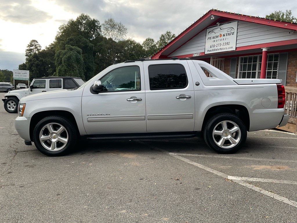2013 Chevrolet Avalanche Image 8