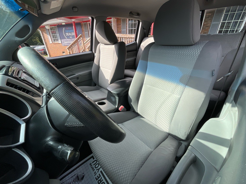 2015 Toyota Tacoma Image 17