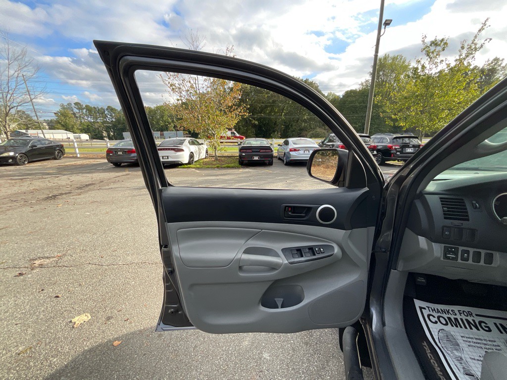 2015 Toyota Tacoma Image 34