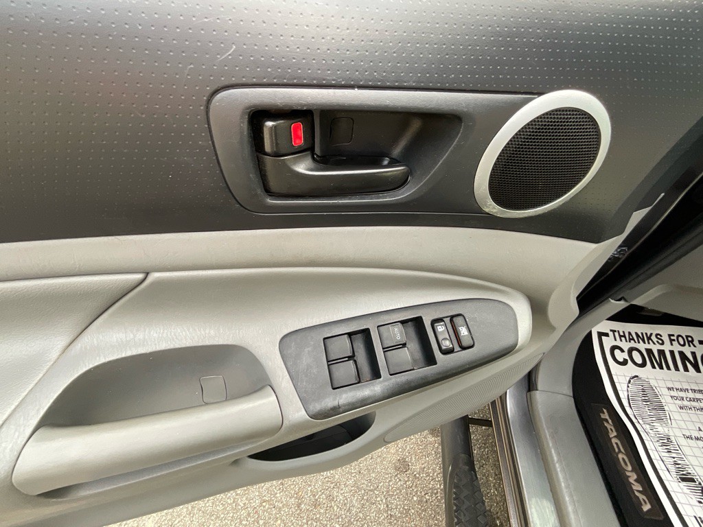 2015 Toyota Tacoma Image 35