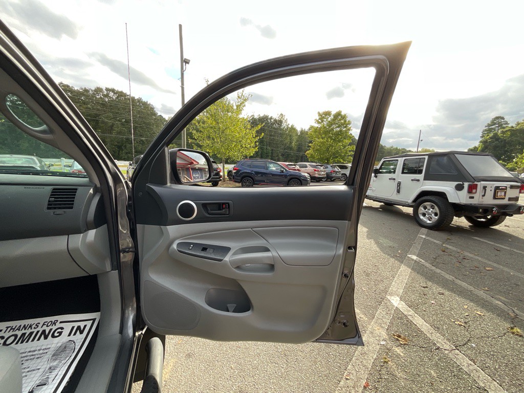 2015 Toyota Tacoma Image 38