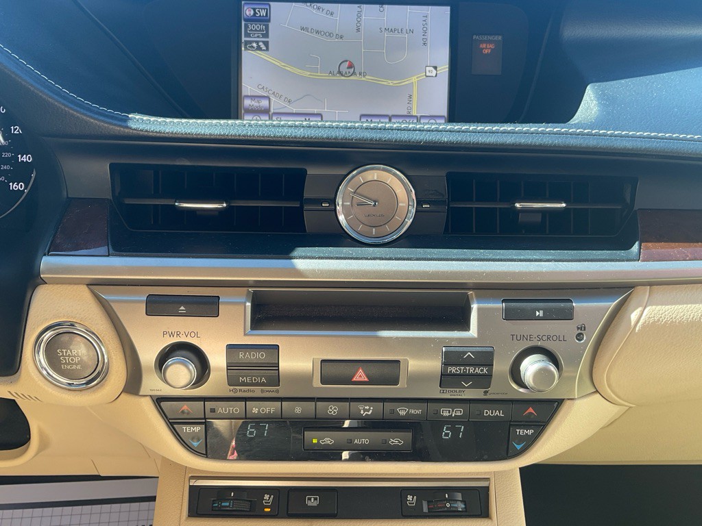 2014 Lexus ES Image 20