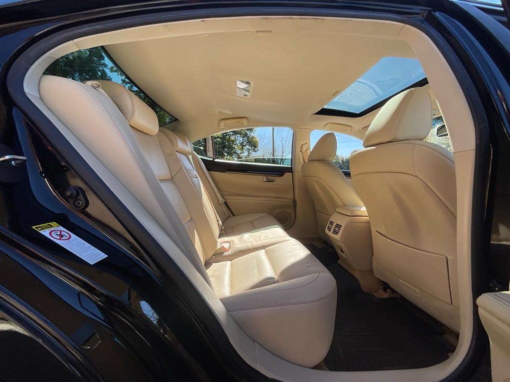 2014 Lexus ES Image 30
