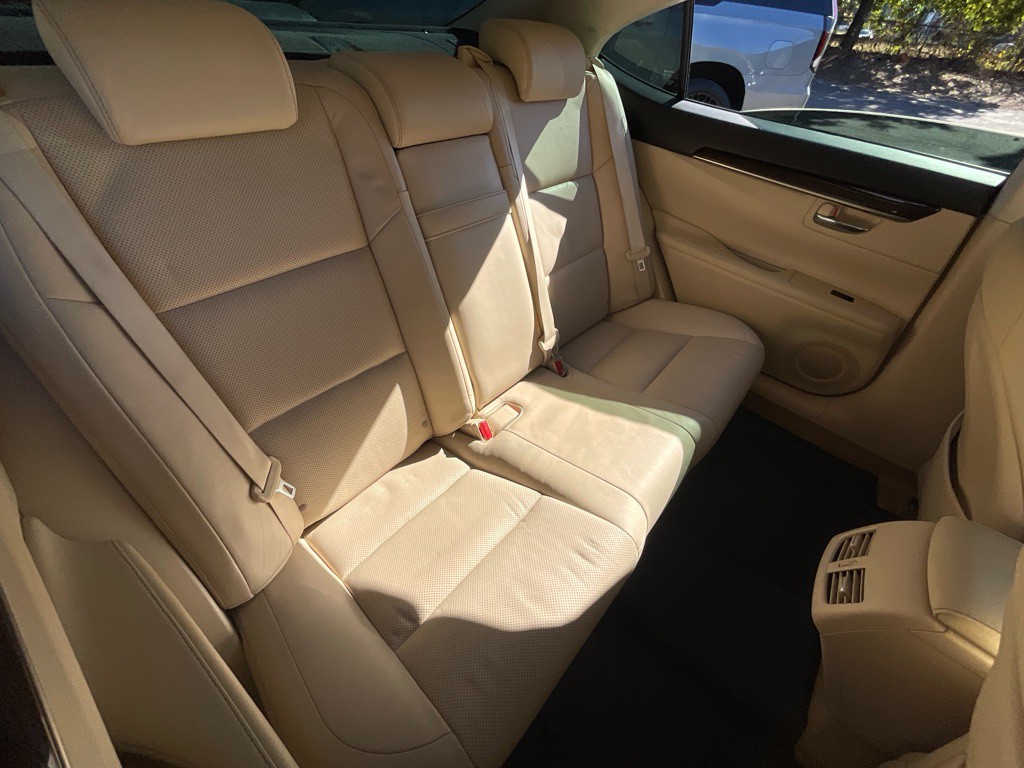 2014 Lexus ES Image 32