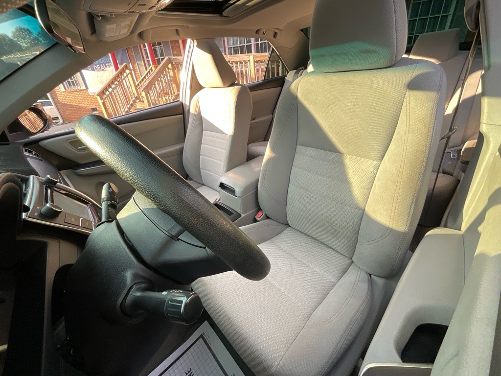 2016 Toyota Camry Image 16