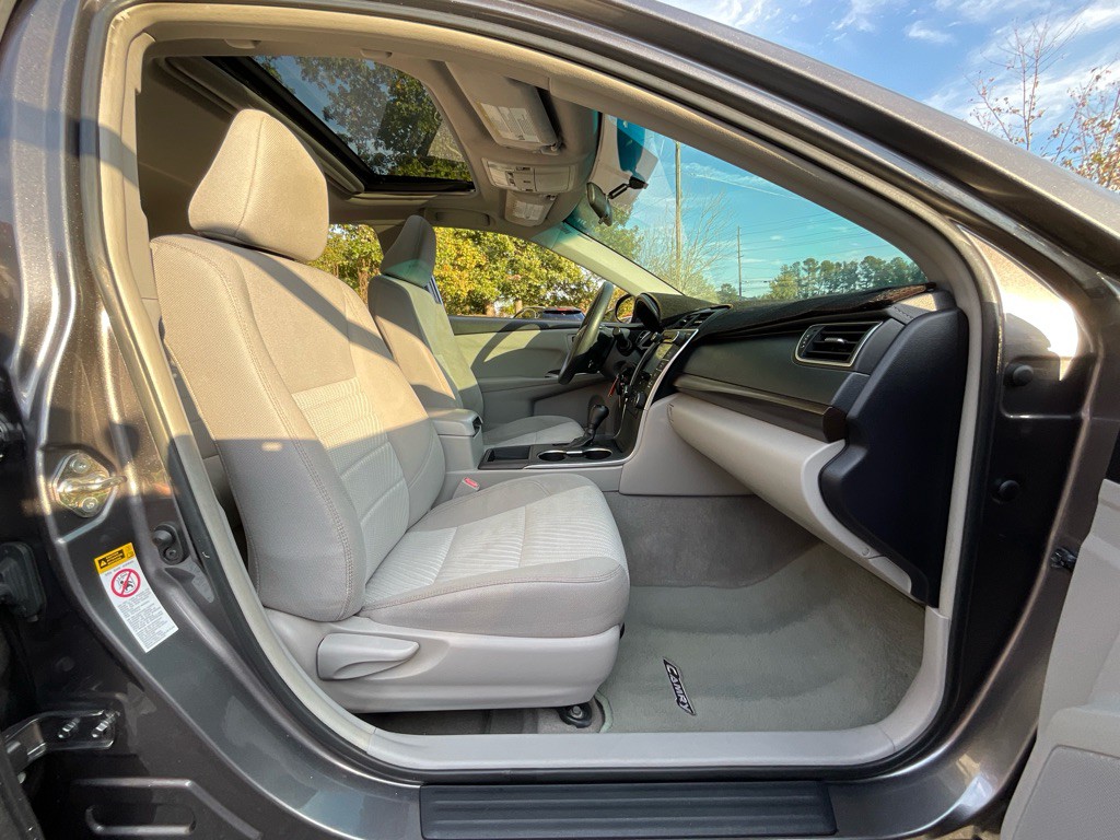 2016 Toyota Camry Image 17