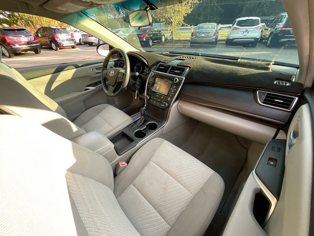 2016 Toyota Camry Image 18