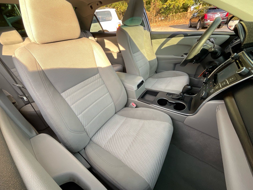 2016 Toyota Camry Image 19