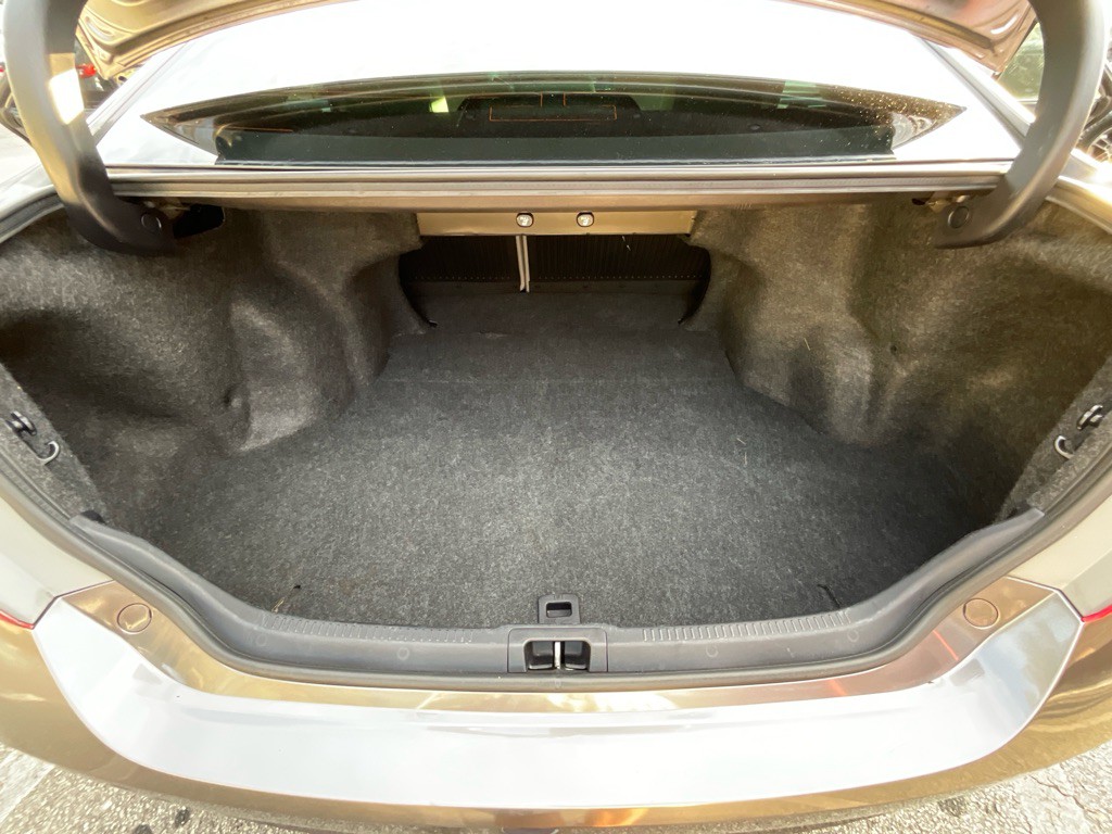 2016 Toyota Camry Image 36