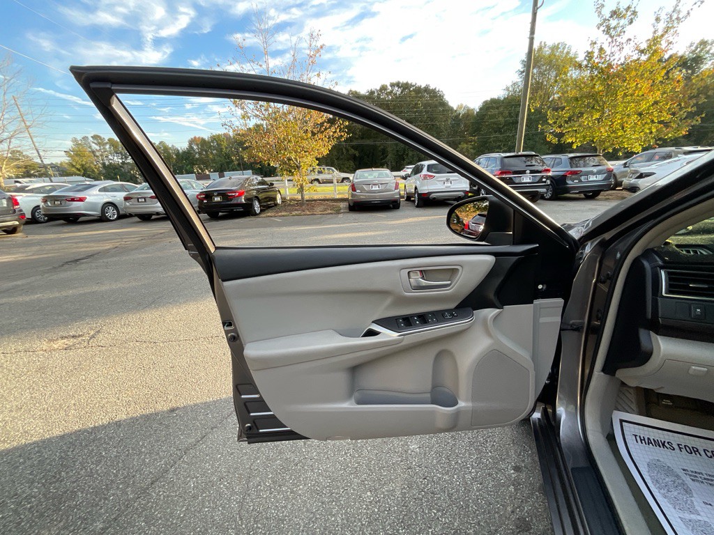 2016 Toyota Camry Image 37
