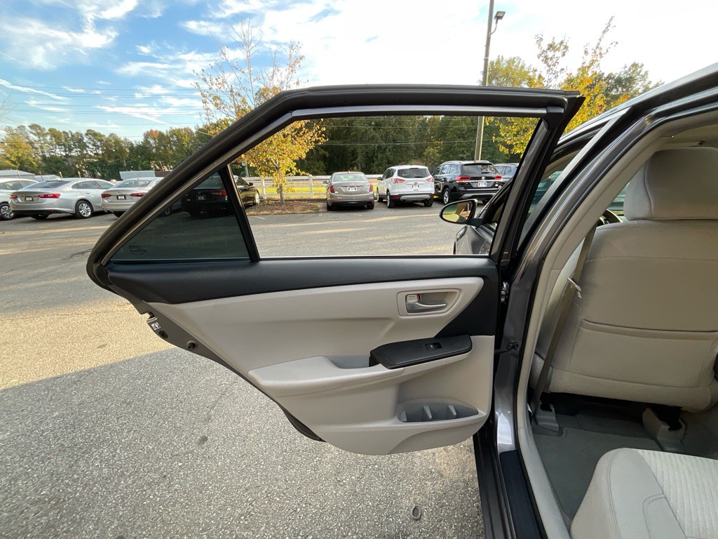 2016 Toyota Camry Image 39