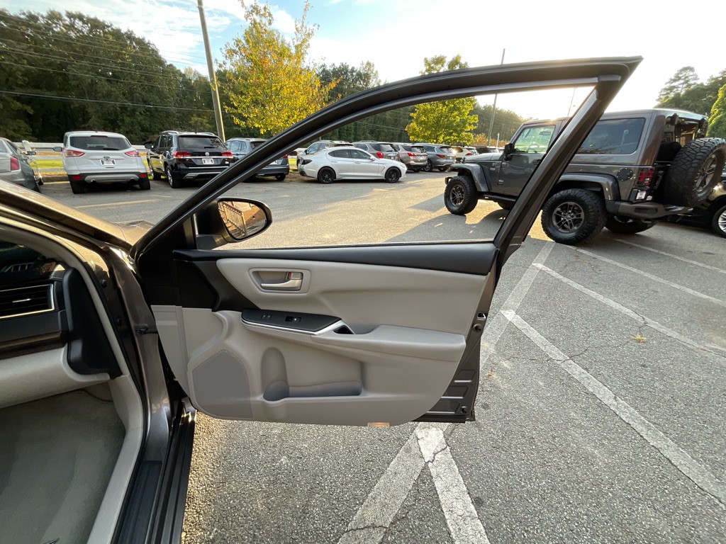 2016 Toyota Camry Image 40