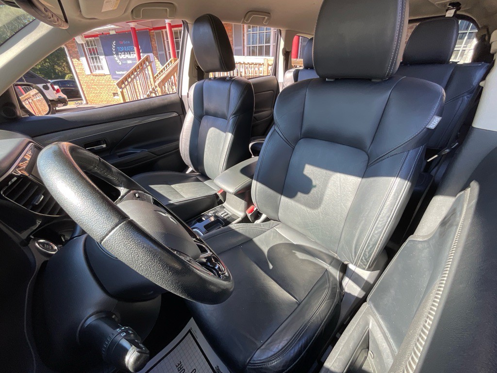 2020 Mitsubishi Outlander Image 16