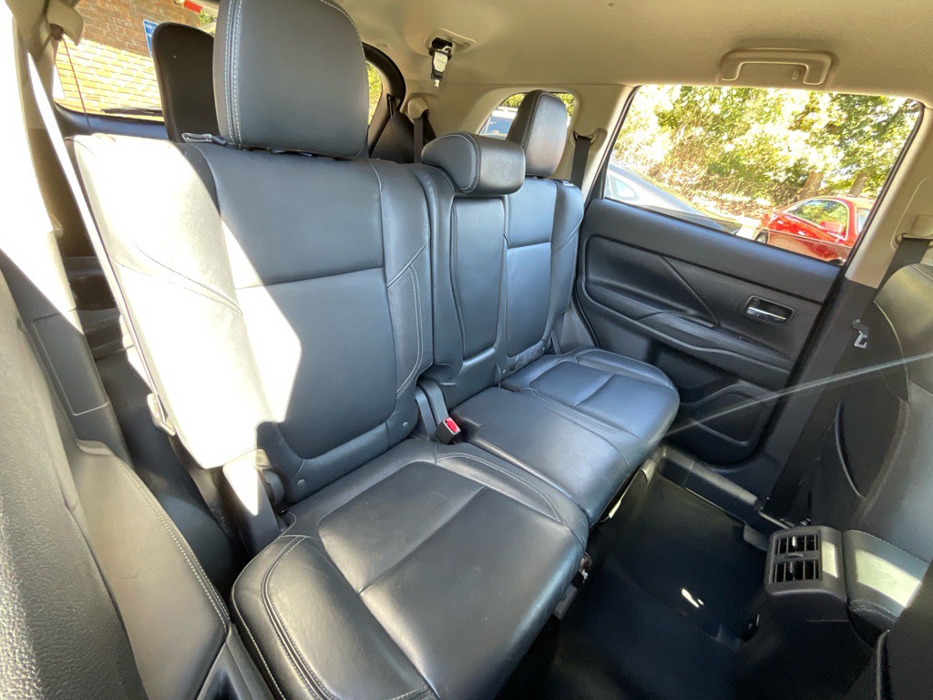 2020 Mitsubishi Outlander Image 32