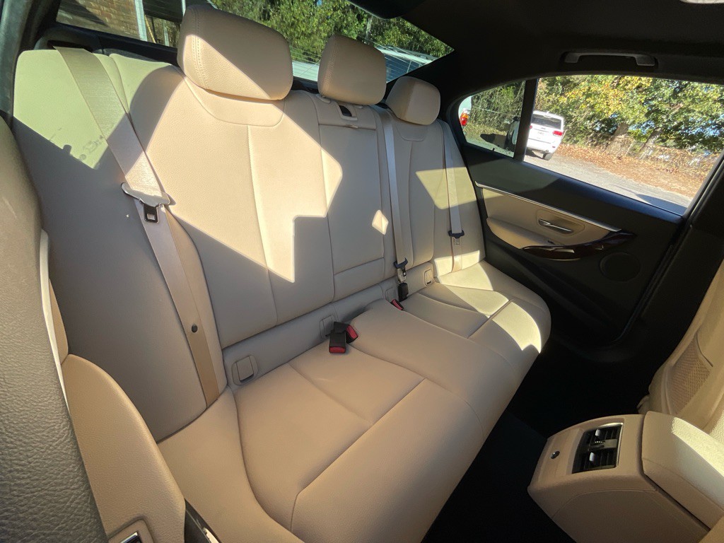 2018 BMW 3 Series Image 33