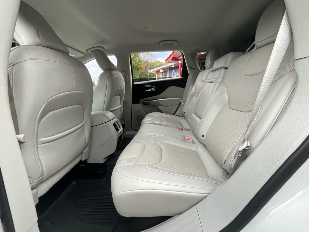 2019 Jeep Cherokee Image 28