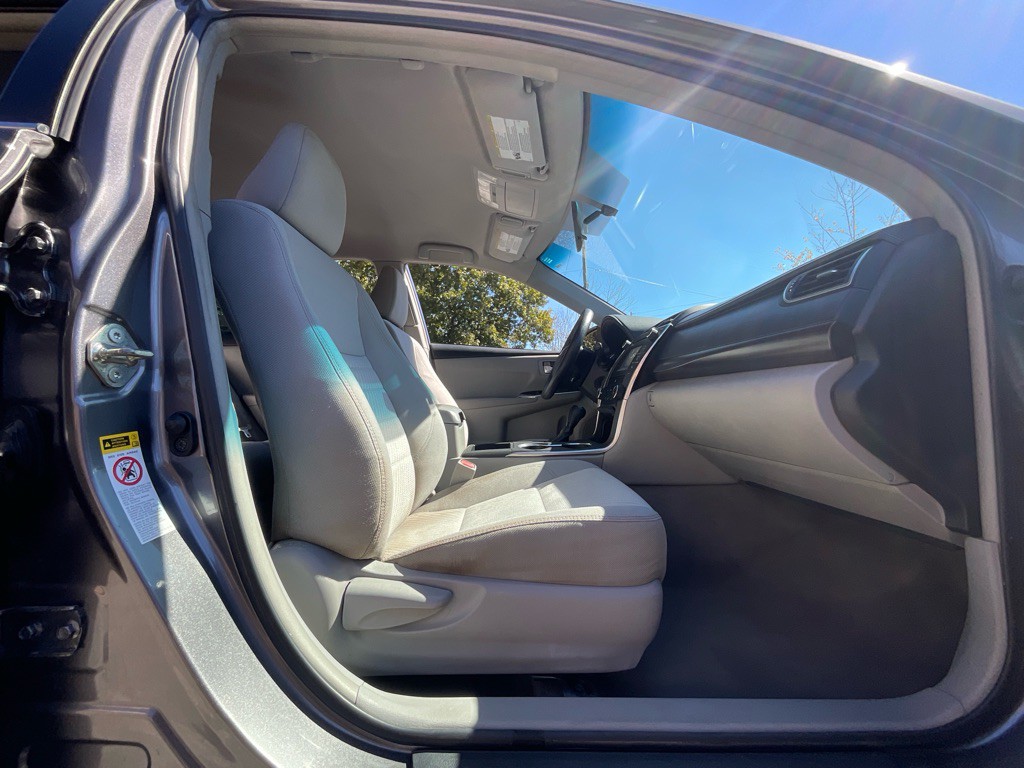 2016 Toyota Camry Image 16