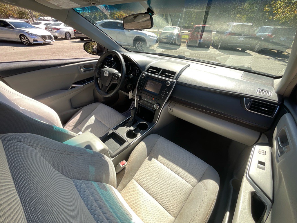 2016 Toyota Camry Image 17