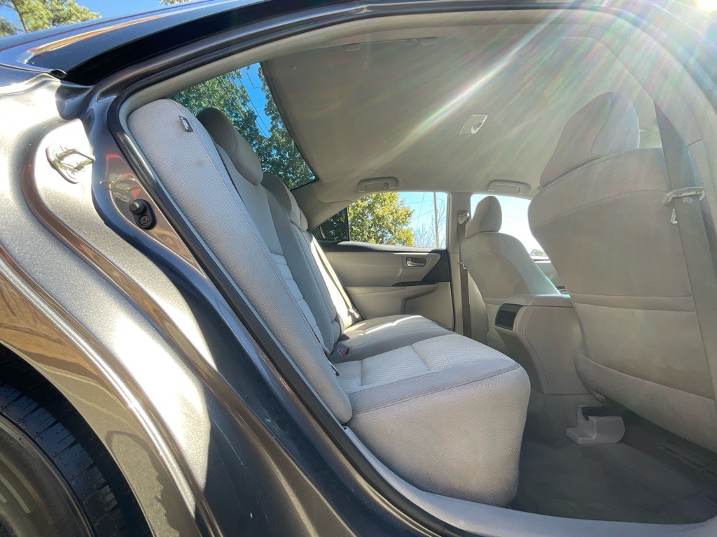 2016 Toyota Camry Image 28